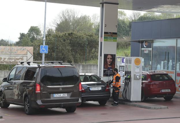 Las gasolineras comienzan hoy a descontar los 20 céntimos con el precio del diésel en máximos