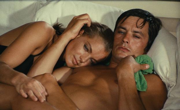 Alain Delon con Romy Schneider en 'La piscina' (1969).
