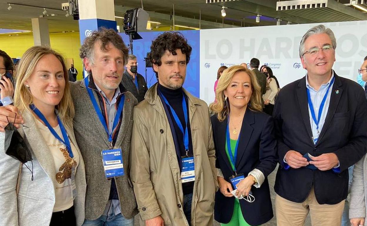 Cristina Villanueva, Matías Rodríguez Feito, Miguel Abellán, Teresa Mallada y Pablo González, en el Congreso del PP en Sevilla.