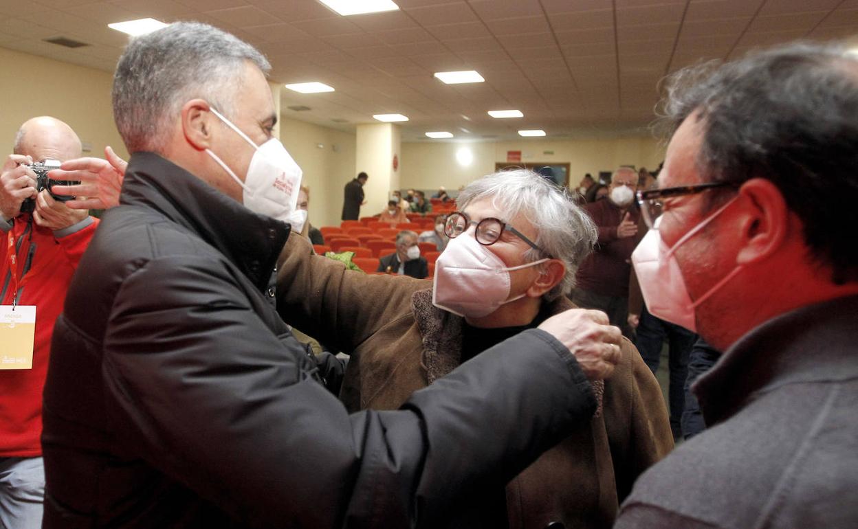 Iván Fernández Ardura saluda a la alcaldesa de Gijón 
