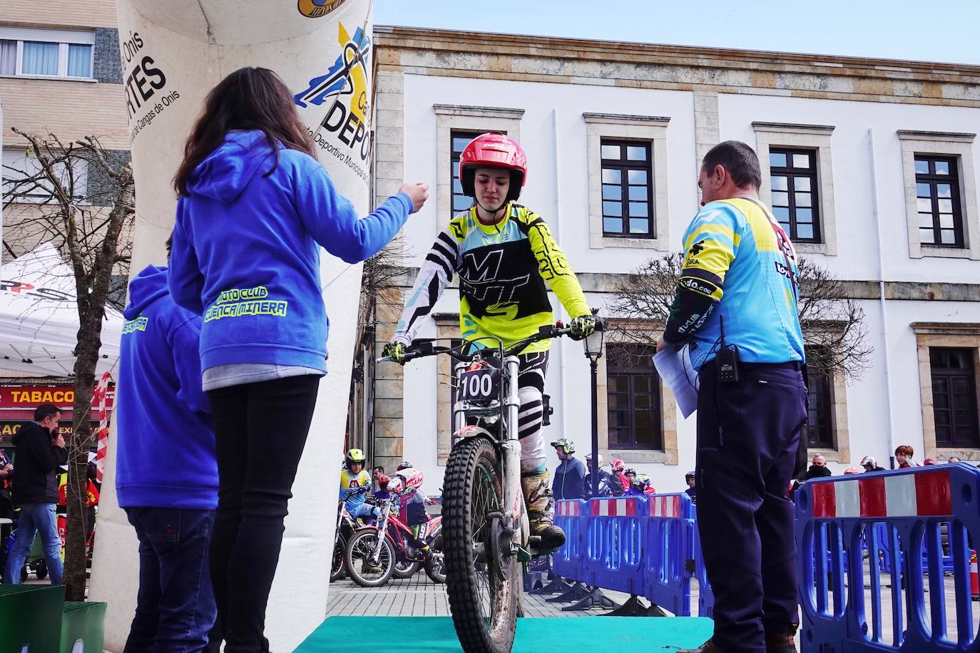 El Campeonato de Asturias de Trial ha arrancado en Cangas de Onís una nueva temporada con una prueba que también es puntuable para los campeonatos de la misma especialidad de Cantabria y el País Vasco bajo la organización del Moto Club Cuenca Minera y en colaboración con el Ayuntamiento cangués.