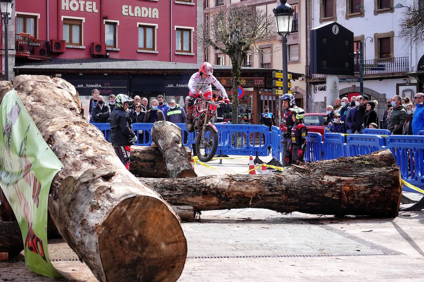 El Campeonato de Asturias de Trial ha arrancado en Cangas de Onís una nueva temporada con una prueba que también es puntuable para los campeonatos de la misma especialidad de Cantabria y el País Vasco bajo la organización del Moto Club Cuenca Minera y en colaboración con el Ayuntamiento cangués.
