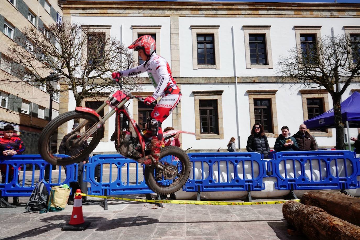El Campeonato de Asturias de Trial ha arrancado en Cangas de Onís una nueva temporada con una prueba que también es puntuable para los campeonatos de la misma especialidad de Cantabria y el País Vasco bajo la organización del Moto Club Cuenca Minera y en colaboración con el Ayuntamiento cangués.