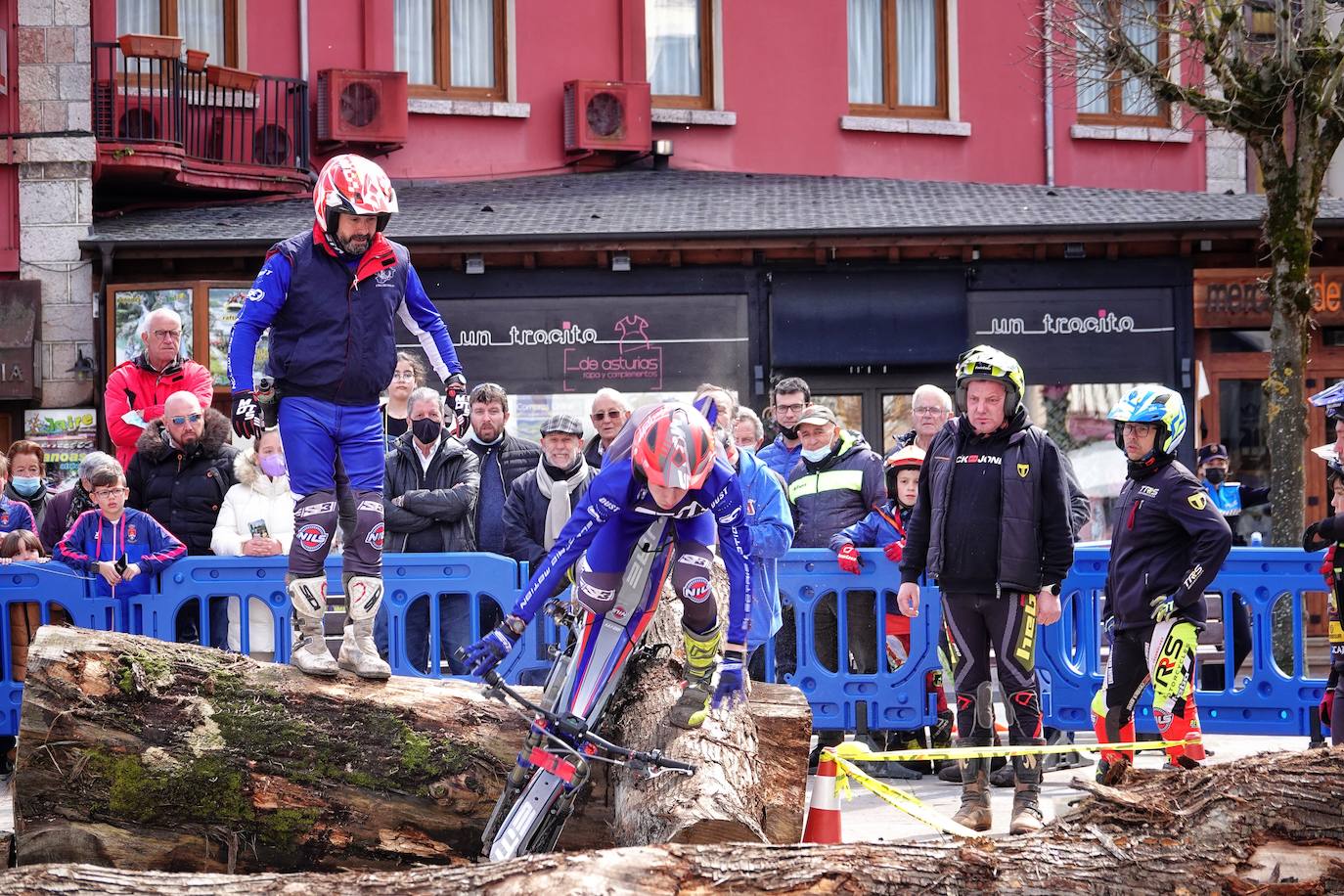 El Campeonato de Asturias de Trial ha arrancado en Cangas de Onís una nueva temporada con una prueba que también es puntuable para los campeonatos de la misma especialidad de Cantabria y el País Vasco bajo la organización del Moto Club Cuenca Minera y en colaboración con el Ayuntamiento cangués.