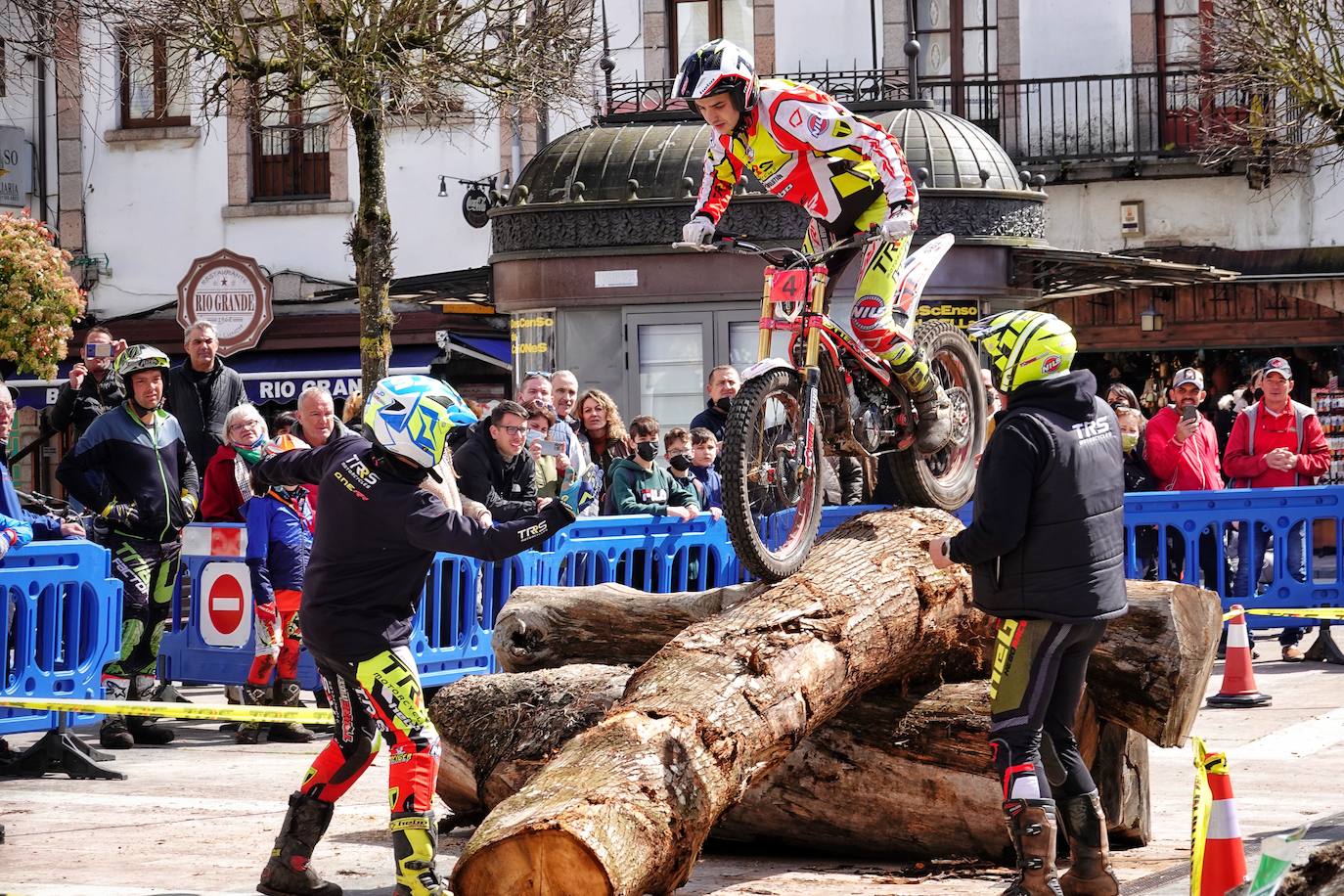 El Campeonato de Asturias de Trial ha arrancado en Cangas de Onís una nueva temporada con una prueba que también es puntuable para los campeonatos de la misma especialidad de Cantabria y el País Vasco bajo la organización del Moto Club Cuenca Minera y en colaboración con el Ayuntamiento cangués.