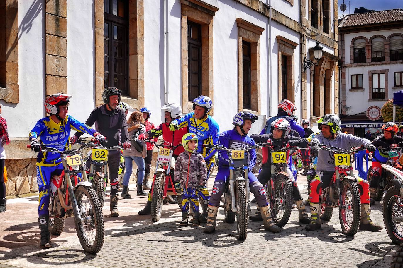 El Campeonato de Asturias de Trial ha arrancado en Cangas de Onís una nueva temporada con una prueba que también es puntuable para los campeonatos de la misma especialidad de Cantabria y el País Vasco bajo la organización del Moto Club Cuenca Minera y en colaboración con el Ayuntamiento cangués.