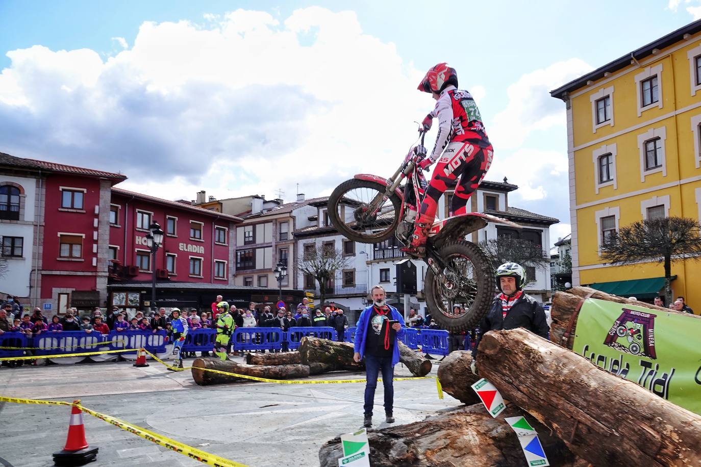 El Campeonato de Asturias de Trial ha arrancado en Cangas de Onís una nueva temporada con una prueba que también es puntuable para los campeonatos de la misma especialidad de Cantabria y el País Vasco bajo la organización del Moto Club Cuenca Minera y en colaboración con el Ayuntamiento cangués.