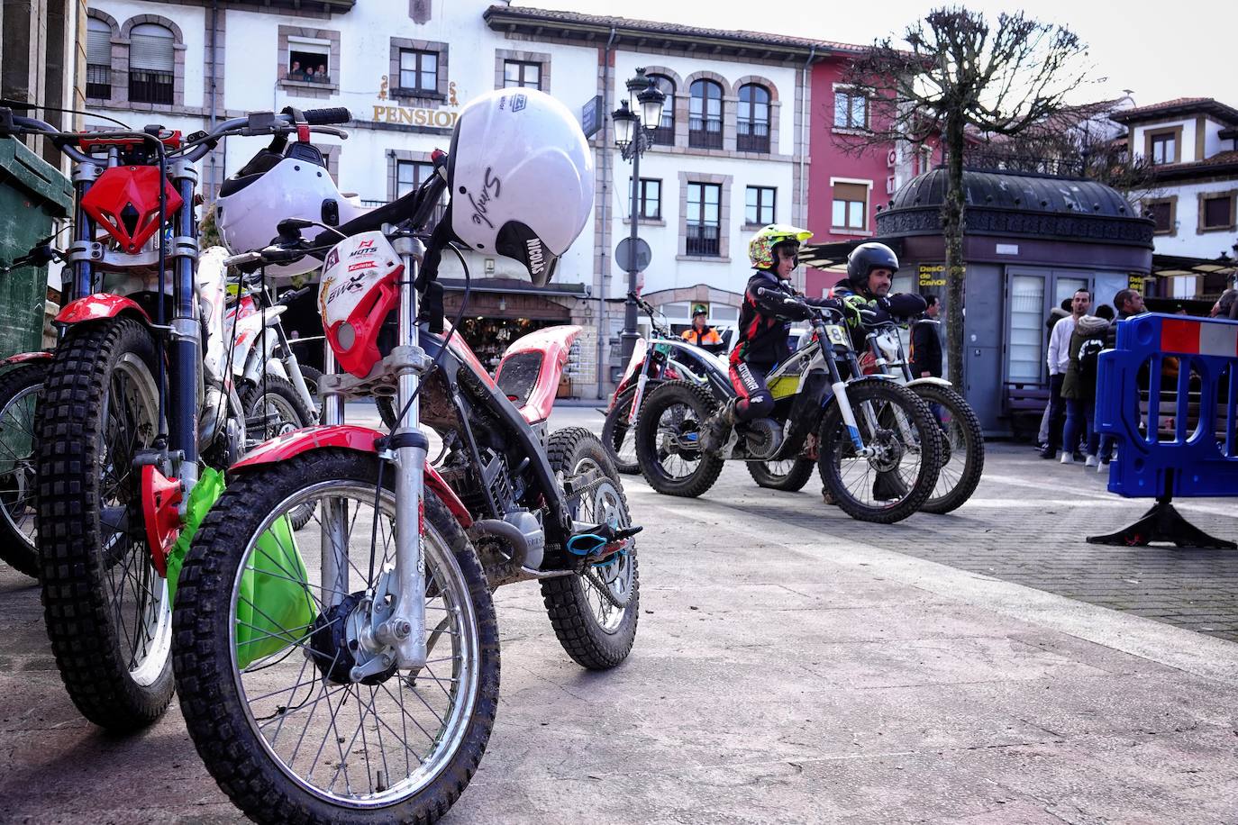 El Campeonato de Asturias de Trial ha arrancado en Cangas de Onís una nueva temporada con una prueba que también es puntuable para los campeonatos de la misma especialidad de Cantabria y el País Vasco bajo la organización del Moto Club Cuenca Minera y en colaboración con el Ayuntamiento cangués.