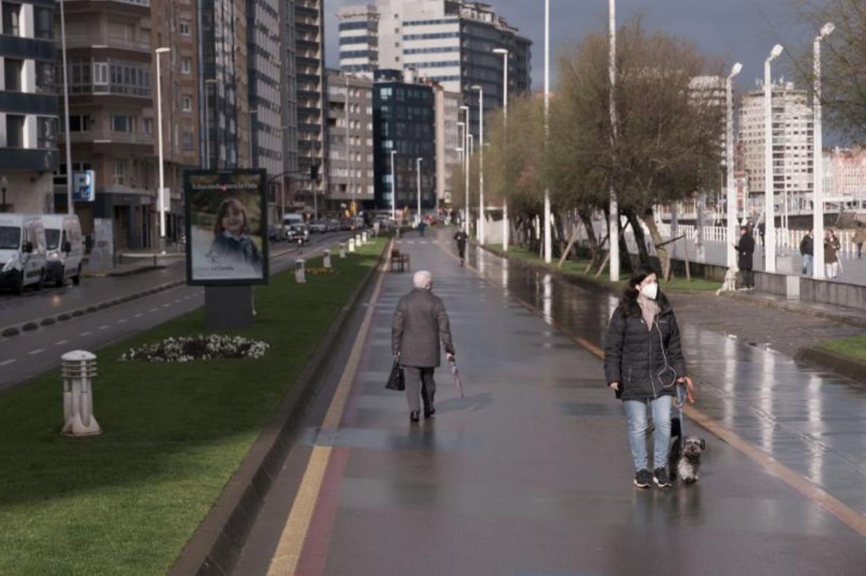 Varios ciudadanos, de paseo por el 'cascayu'. 