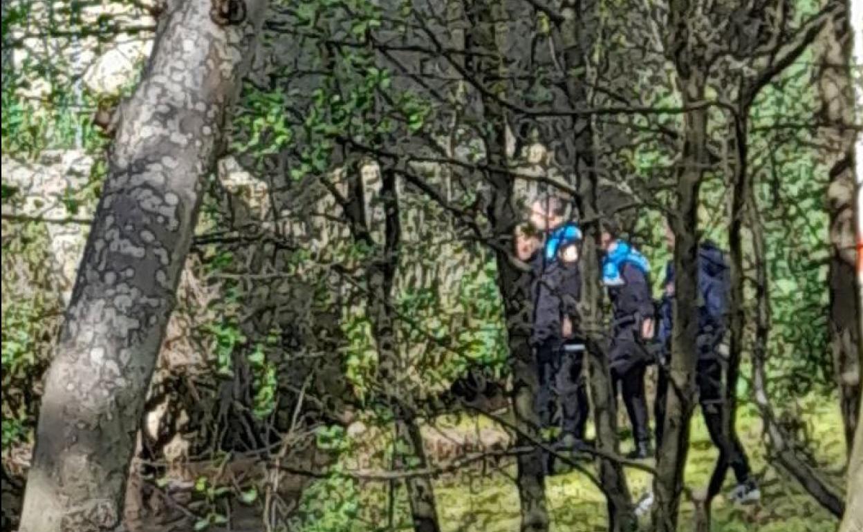 Agentes de la Policía Local de Corvera participaron en el rescate del animal. 