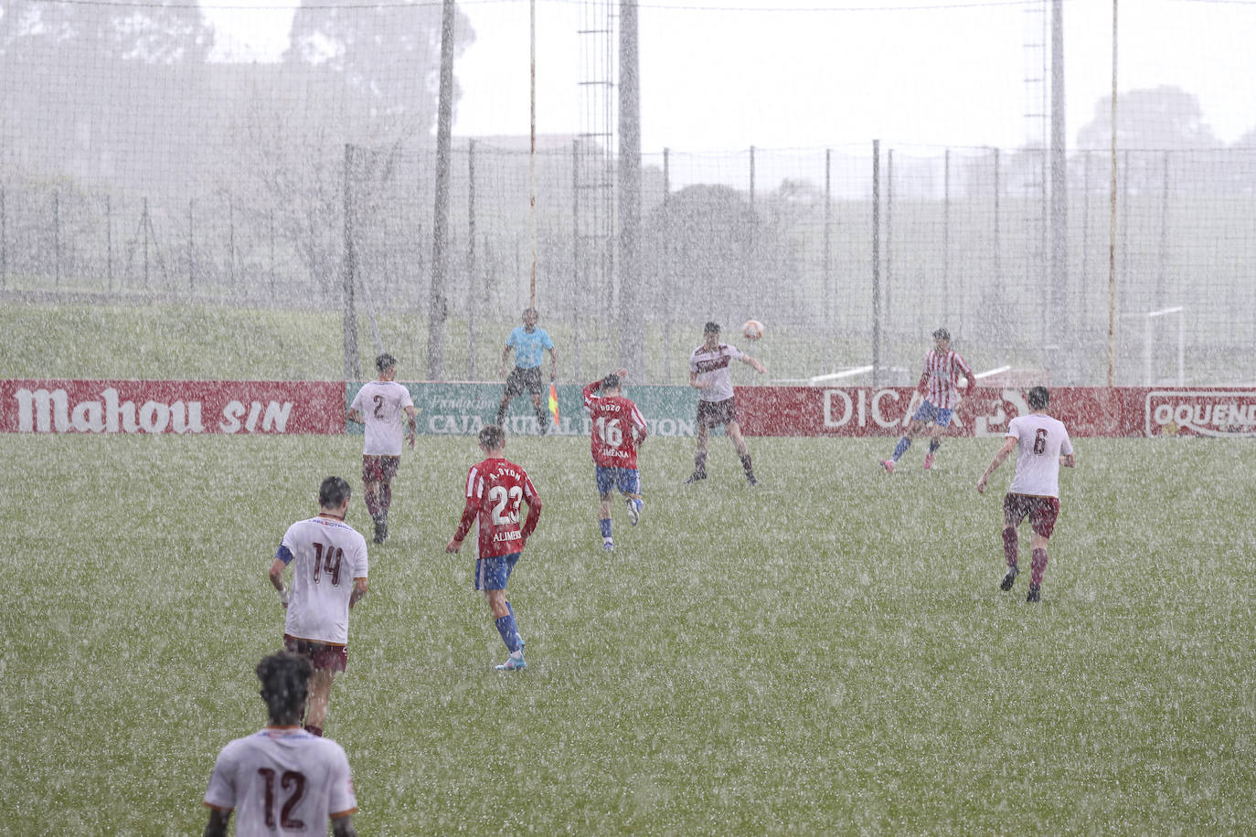 Fotos: Las mejores imágenes del Sporting B - Gijón Industrial