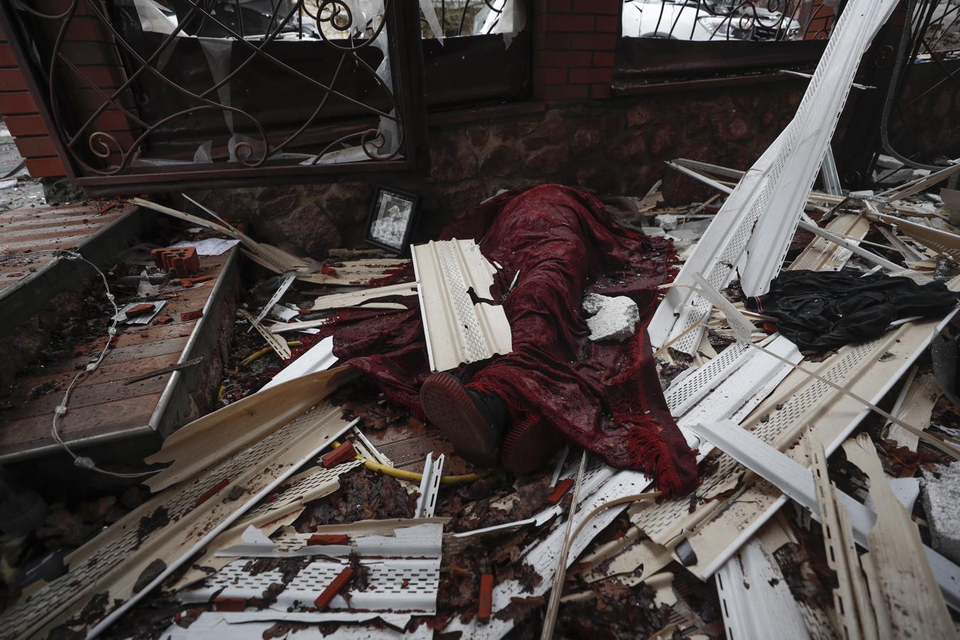 El ejército de Rusia ha atacado a ciudades a las afueras de Kiev, como Bucha o Irpin. Human Rights Watch y Ucrania han denunciado las acciones como posibles «crímenes de guerra» 