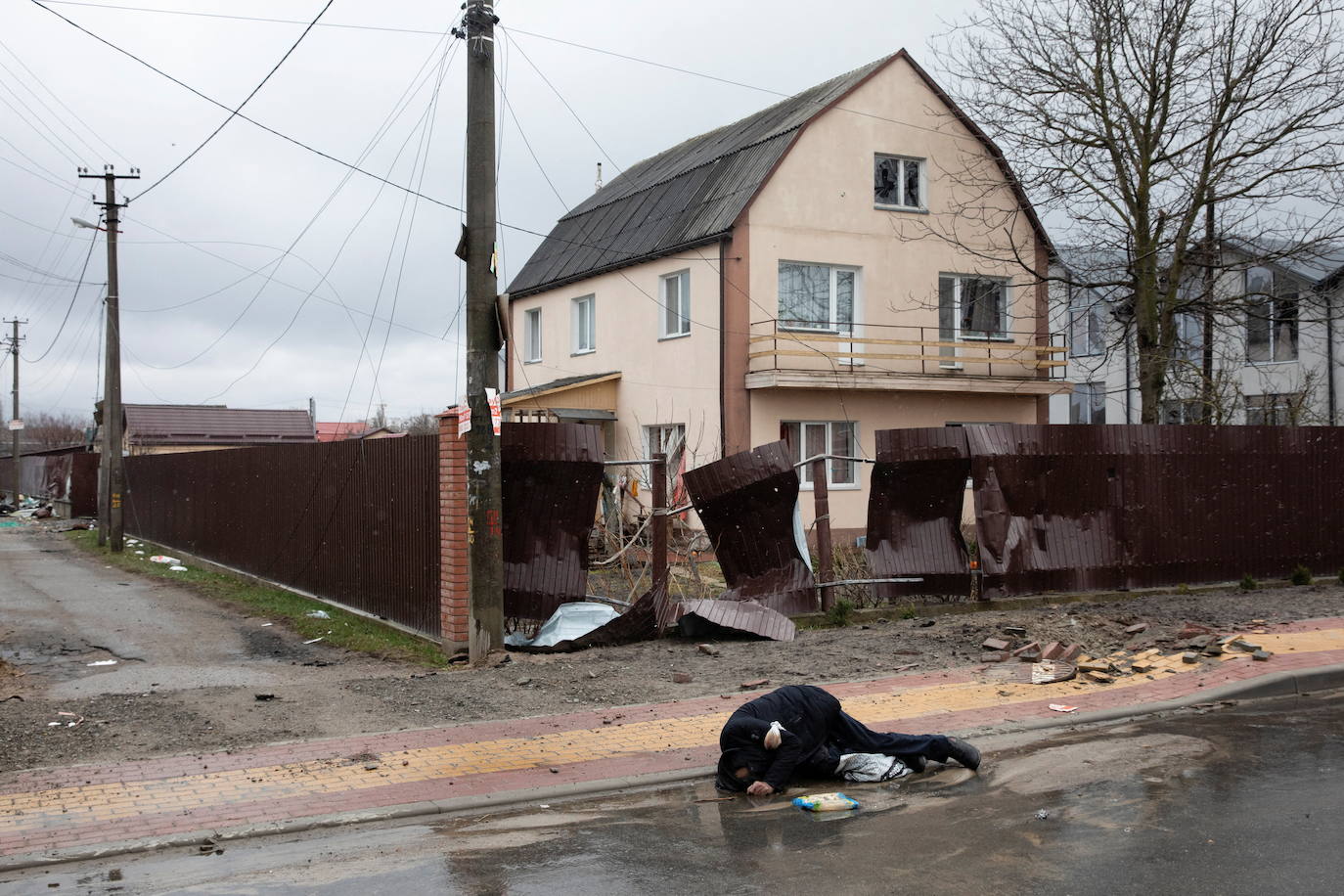 El ejército de Rusia ha atacado a ciudades a las afueras de Kiev, como Bucha o Irpin. Human Rights Watch y Ucrania han denunciado las acciones como posibles «crímenes de guerra» 