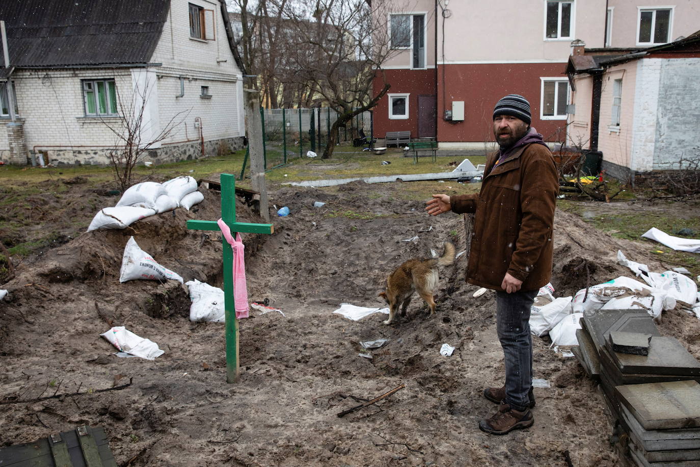 El ejército de Rusia ha atacado a ciudades a las afueras de Kiev, como Bucha o Irpin. Human Rights Watch y Ucrania han denunciado las acciones como posibles «crímenes de guerra» 