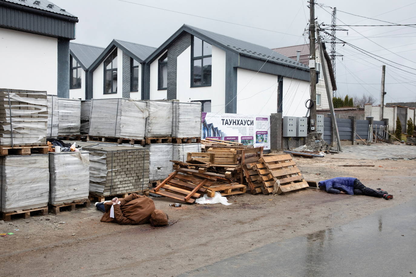 El ejército de Rusia ha atacado a ciudades a las afueras de Kiev, como Bucha o Irpin. Human Rights Watch y Ucrania han denunciado las acciones como posibles «crímenes de guerra» 