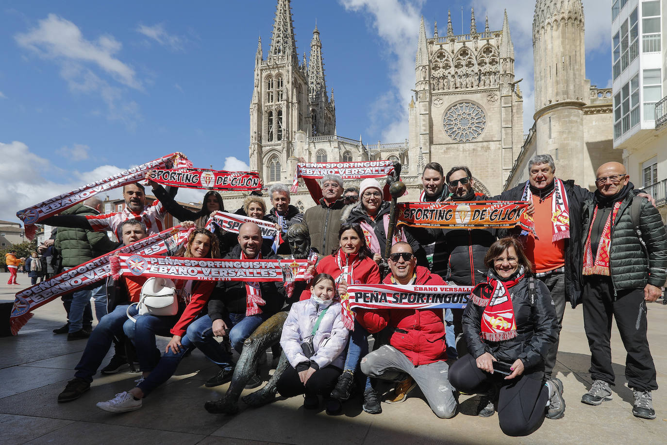 Cerca de 3.000 aficionados del Sporting animan y arropan al equipo por las calles de la ciudad antes del encuentro.