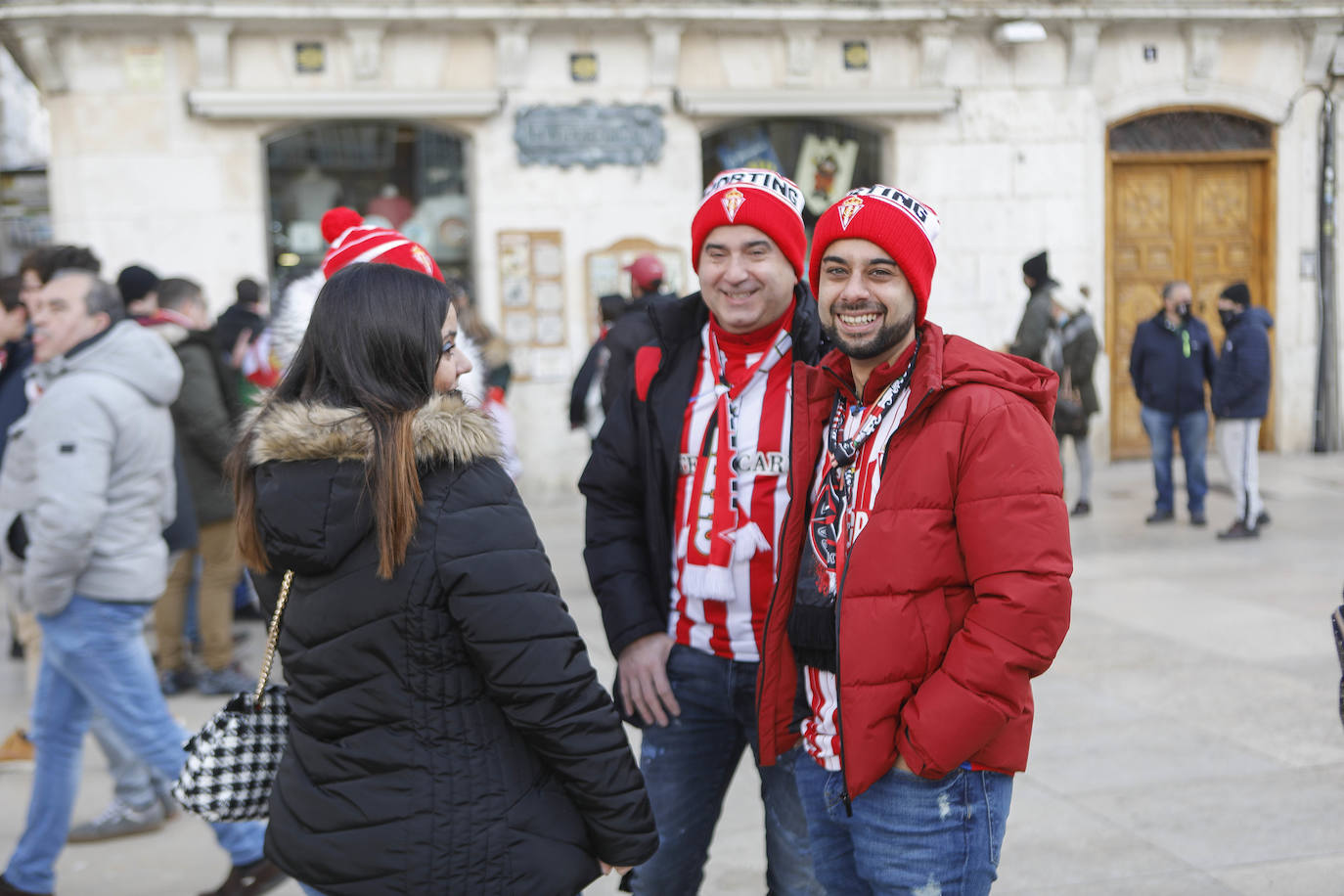 Cerca de 3.000 aficionados del Sporting animan y arropan al equipo por las calles de la ciudad antes del encuentro.