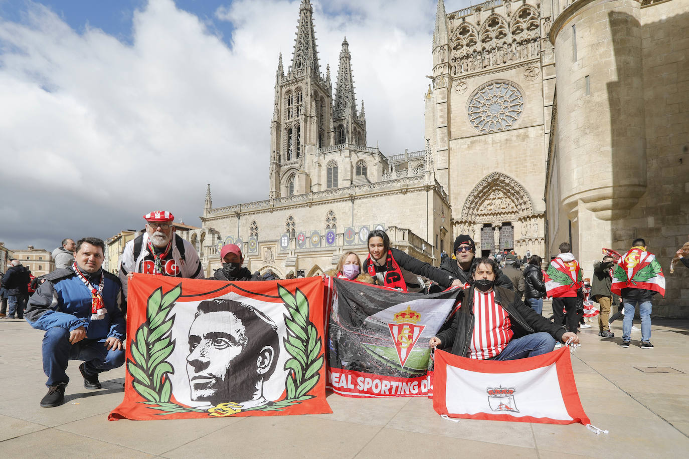 Cerca de 3.000 aficionados del Sporting animan y arropan al equipo por las calles de la ciudad antes del encuentro.