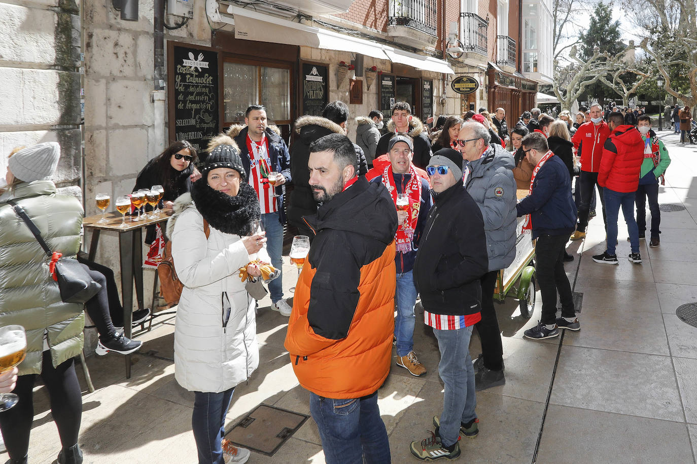 Cerca de 3.000 aficionados del Sporting animan y arropan al equipo por las calles de la ciudad antes del encuentro.