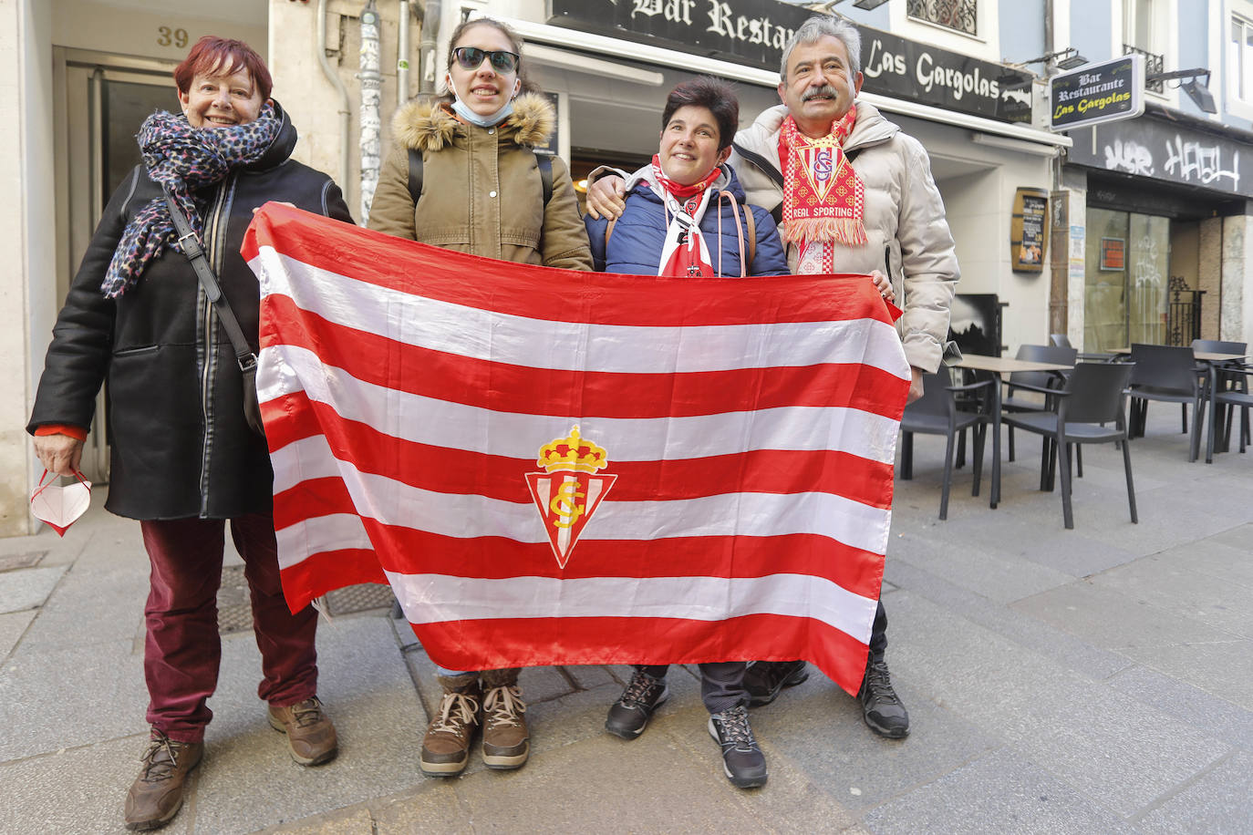 Cerca de 3.000 aficionados del Sporting animan y arropan al equipo por las calles de la ciudad antes del encuentro.