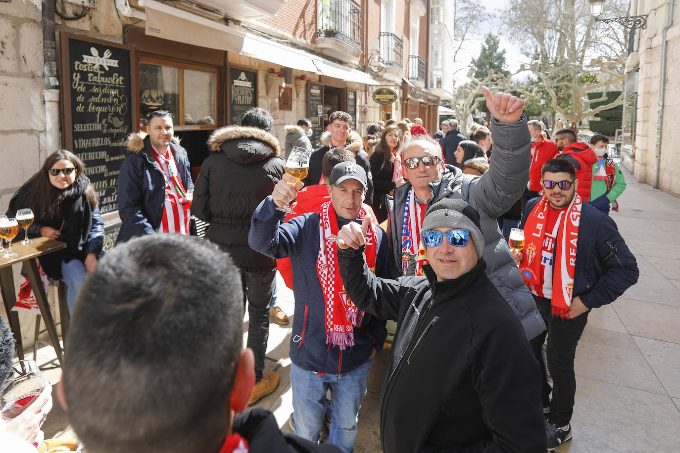 Cerca de 3.000 aficionados del Sporting animan y arropan al equipo por las calles de la ciudad antes del encuentro.