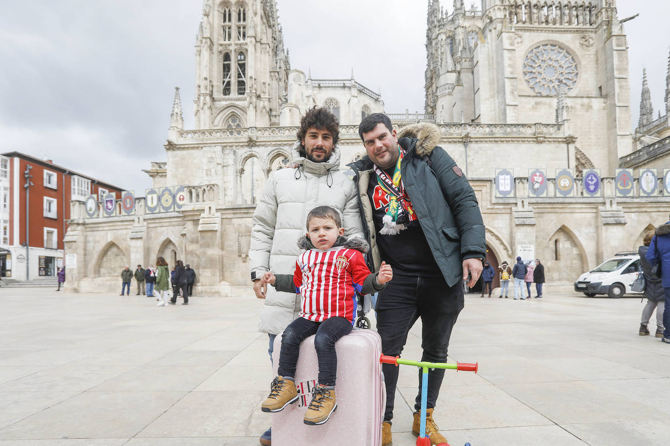 Cerca de 3.000 aficionados del Sporting animan y arropan al equipo por las calles de la ciudad antes del encuentro.