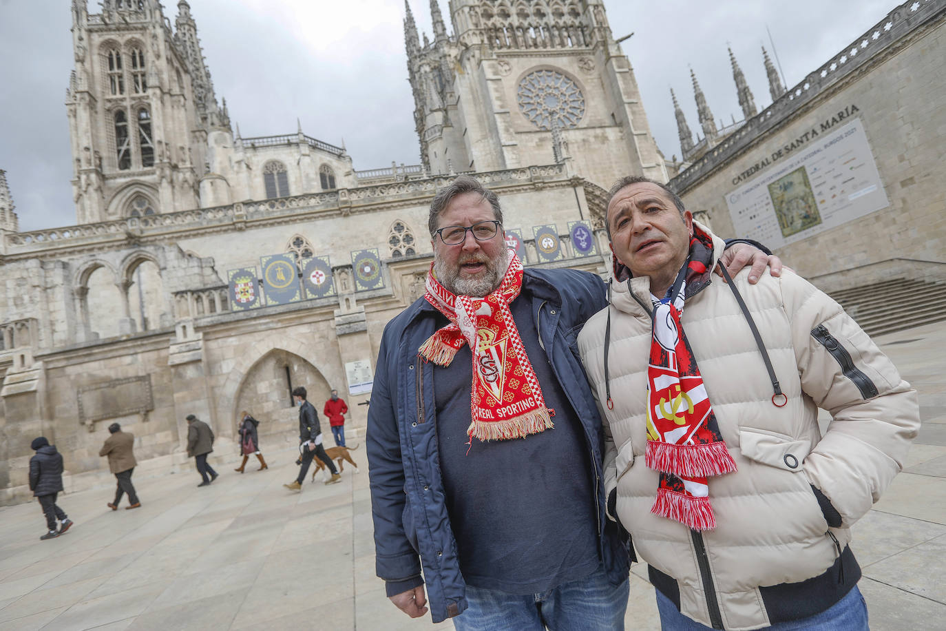 Cerca de 3.000 aficionados del Sporting animan y arropan al equipo por las calles de la ciudad antes del encuentro.