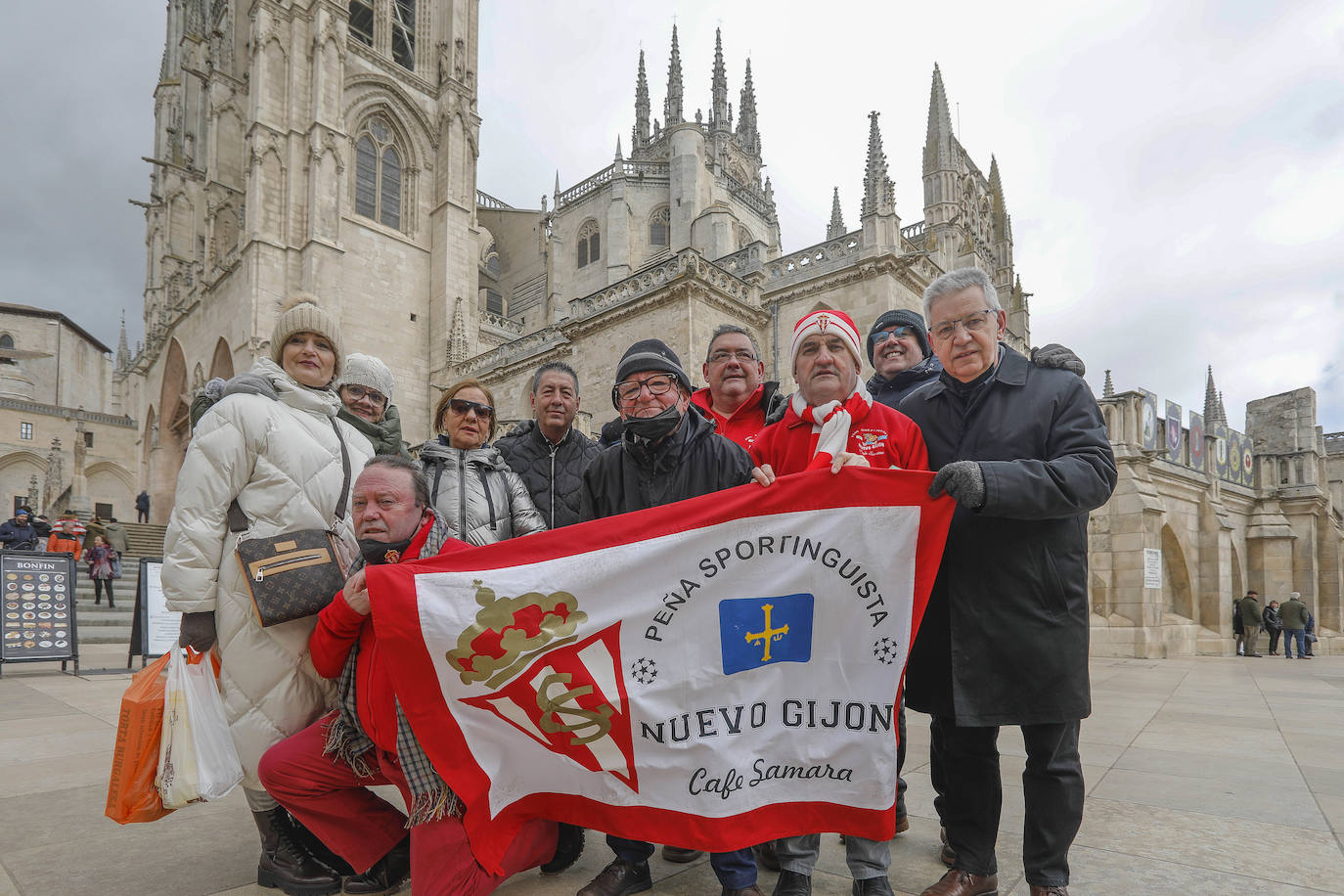 Cerca de 3.000 aficionados del Sporting animan y arropan al equipo por las calles de la ciudad antes del encuentro.