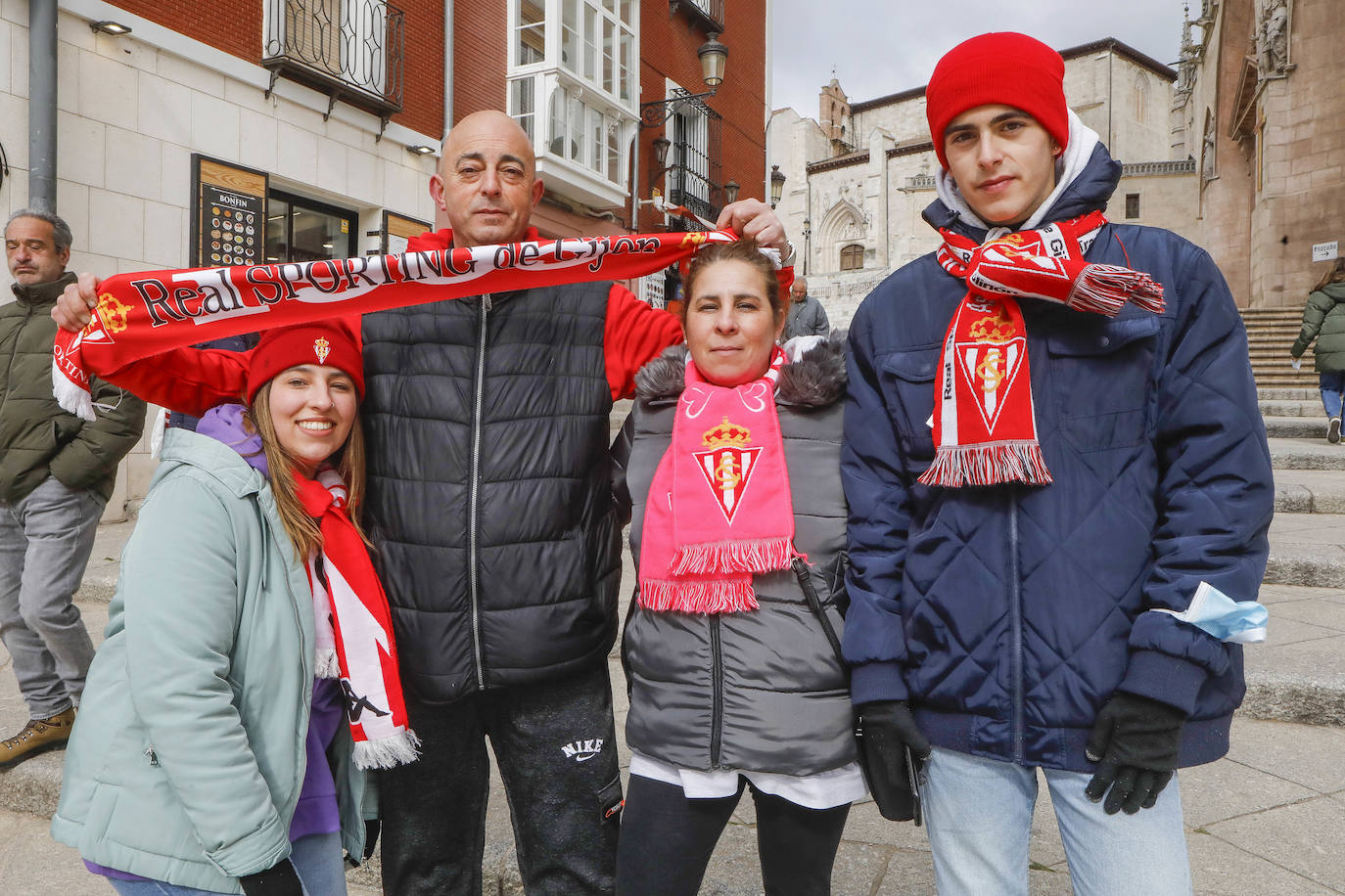 Cerca de 3.000 aficionados del Sporting animan y arropan al equipo por las calles de la ciudad antes del encuentro.