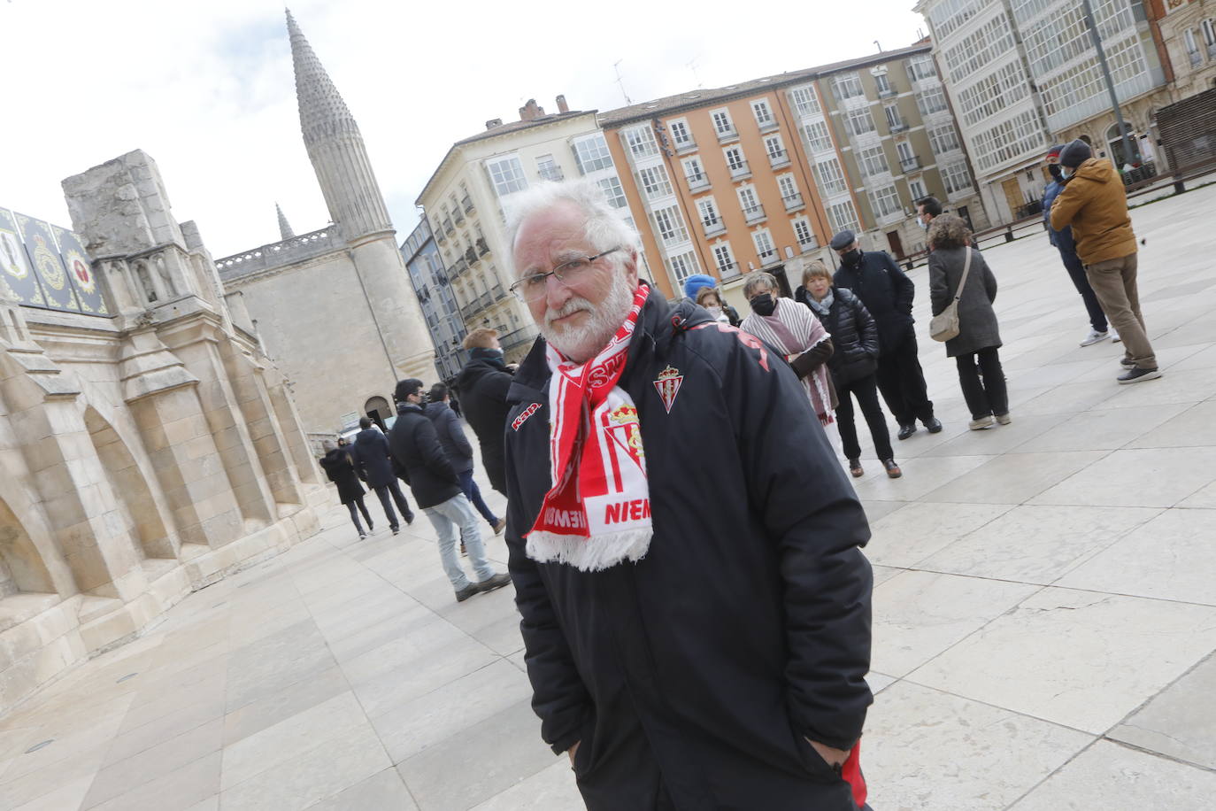 Cerca de 3.000 aficionados del Sporting animan y arropan al equipo por las calles de la ciudad antes del encuentro.