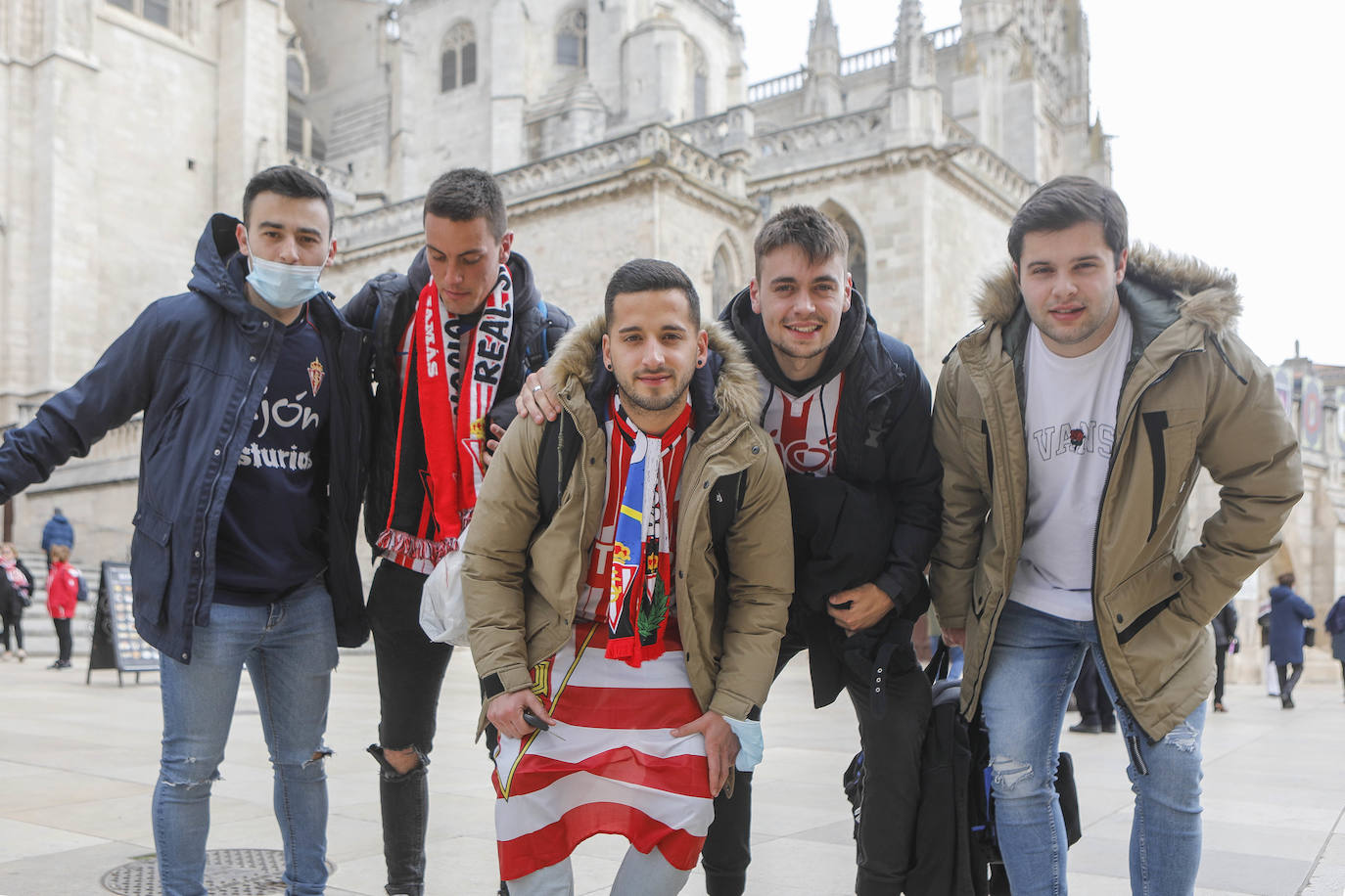 Cerca de 3.000 aficionados del Sporting animan y arropan al equipo por las calles de la ciudad antes del encuentro.