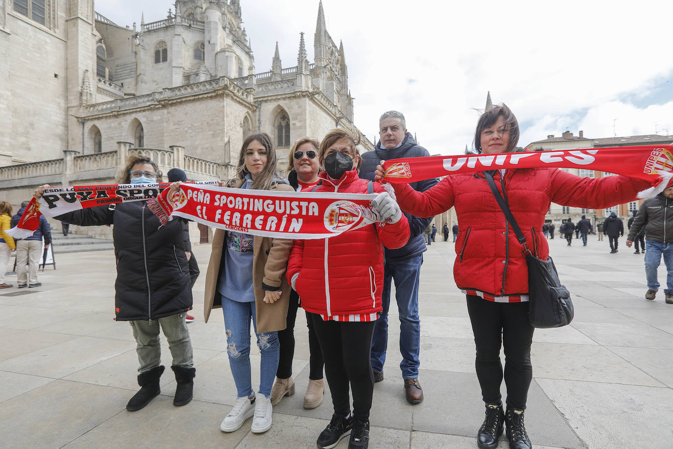 Cerca de 3.000 aficionados del Sporting animan y arropan al equipo por las calles de la ciudad antes del encuentro.