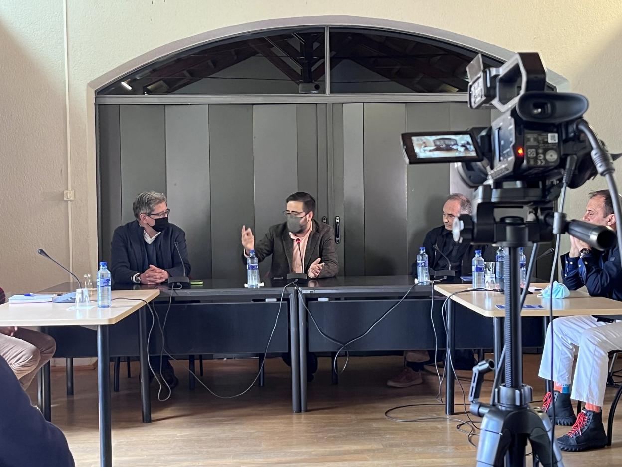 Por la izquierda, Arturo Téllez, Miguel Rojo, Xuan Cándano y Ceferino Montañés, durante la mesa redonda organizada en Grado. 
