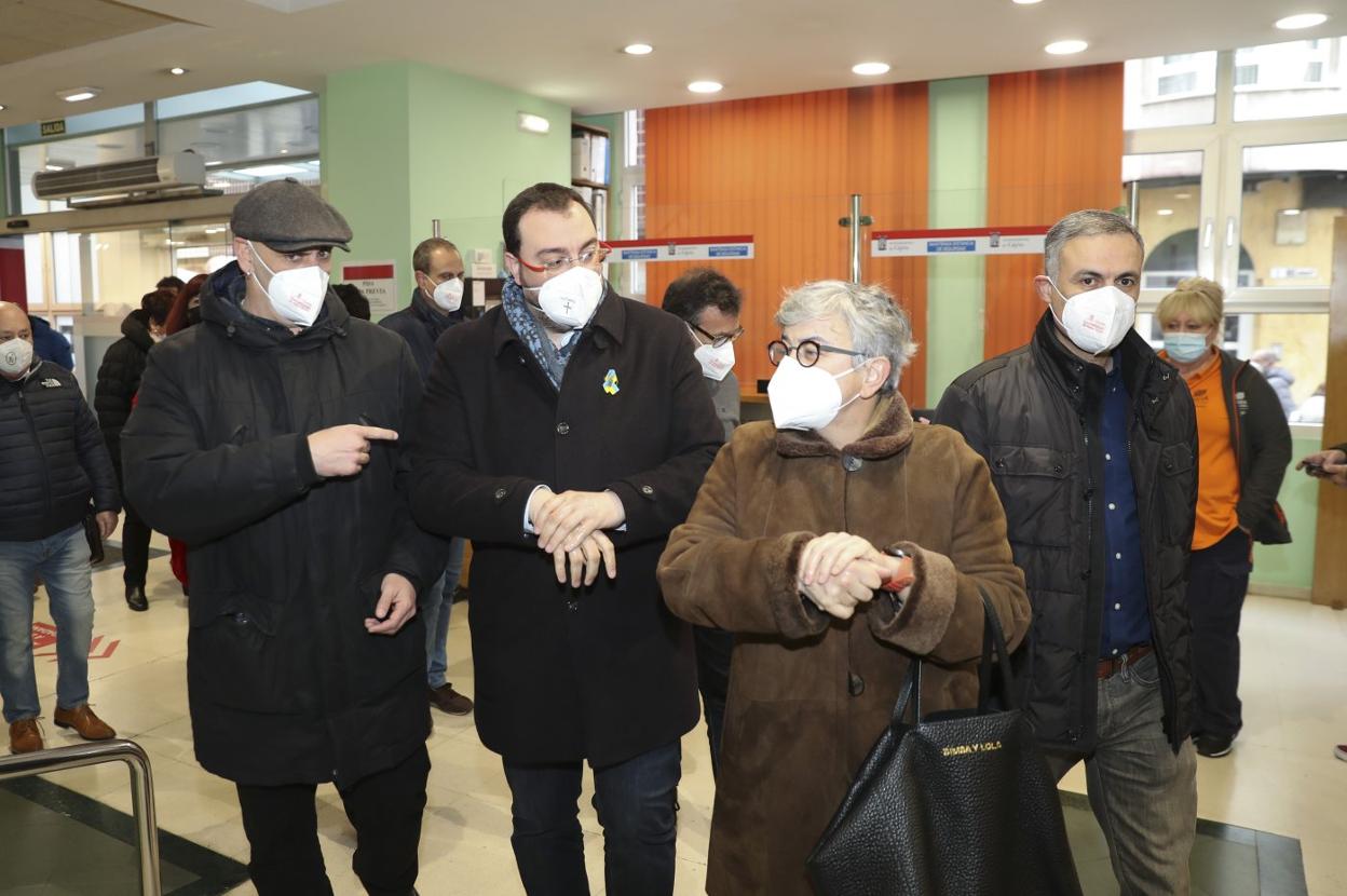 El presidente del Principado y secretario general de la FSA, Adrián Barbón, flanqueado ayer por Monchu García e Iván Fernández Ardura, junto a la alcaldesa de Gijón, Ana González.