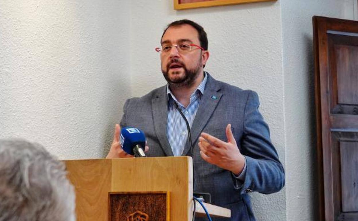 Adrián Barbón, presidentedel Principado, en su intervención en Llanes.