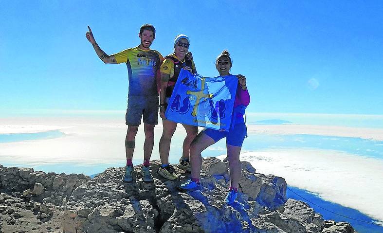 Teide. Aitor, Raquel, junto a otra montañera en la cima más alta de España.