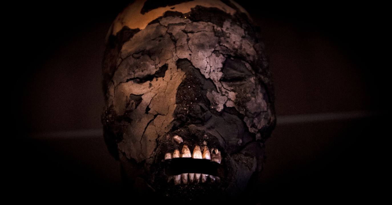 Hace más de 7.000 años, mucho antes que los egipcios, la cultura chinchorro, un pueblo de pescadores que habitaron el norte de Chile, desarrolló un sistema artificial de momificación que asombra por sus distintas técnicas y lo que revela sobre la relación con sus muertos. Las momias chinchorro, declaradas patrimonio de la humanidad por la Unesco en julio de 2021, son las más antiguas de mundo. Aunque con claras diferencias frente a las egipcias, que desarrollaron la momificación unos 2.000 años después, demuestran igualmente el avanzado dominio del cuerpo humano por parte de uno de los pueblos más primitivos de los que se tenga registro. Por su antigüedad no ha sido posible extraer el ADN de los cuerpos, lo que dificulta a los científicos conocer más antecedentes de esta cultura. Para seguir con las investigaciones, se va a construir un museo que exhibirá y conservará las más de 2.500 piezas arqueológicas y etnográficas.