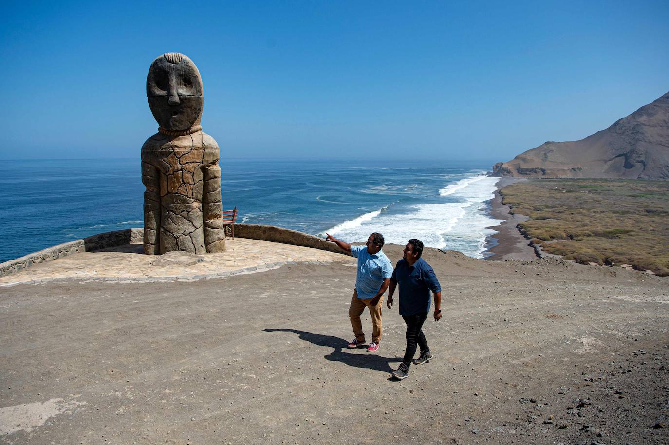 Hace más de 7.000 años, mucho antes que los egipcios, la cultura chinchorro, un pueblo de pescadores que habitaron el norte de Chile, desarrolló un sistema artificial de momificación que asombra por sus distintas técnicas y lo que revela sobre la relación con sus muertos. Las momias chinchorro, declaradas patrimonio de la humanidad por la Unesco en julio de 2021, son las más antiguas de mundo. Aunque con claras diferencias frente a las egipcias, que desarrollaron la momificación unos 2.000 años después, demuestran igualmente el avanzado dominio del cuerpo humano por parte de uno de los pueblos más primitivos de los que se tenga registro. Por su antigüedad no ha sido posible extraer el ADN de los cuerpos, lo que dificulta a los científicos conocer más antecedentes de esta cultura. Para seguir con las investigaciones, se va a construir un museo que exhibirá y conservará las más de 2.500 piezas arqueológicas y etnográficas.