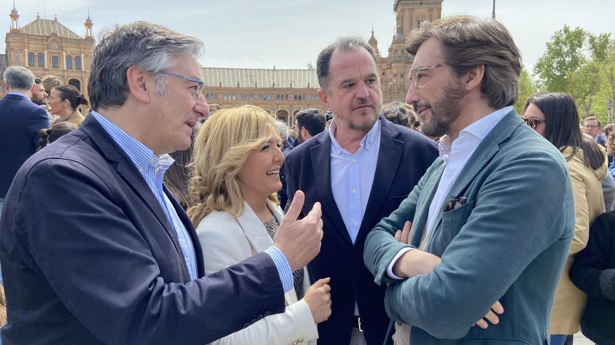 Pablo González y Teresa Mallada departen con Carlos Iturgaiz y José Luis Oyarzábal, en la sevillana plaza de España. 