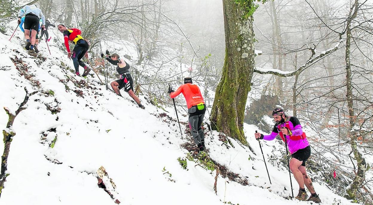 Un grupo de participantes ascienden al monte Penalorro, nevado. 