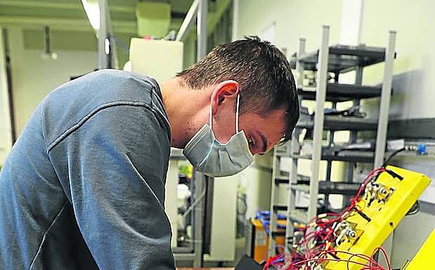 Un alumno en el Centro Integrado de Formación Profesional La Laboral. 