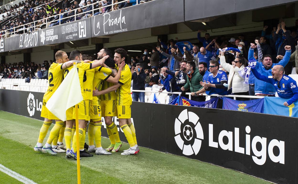 Los jugadores del Oviedo, con la afición azul al fondo, celebran uno de los tantos marcados al Cartagena 