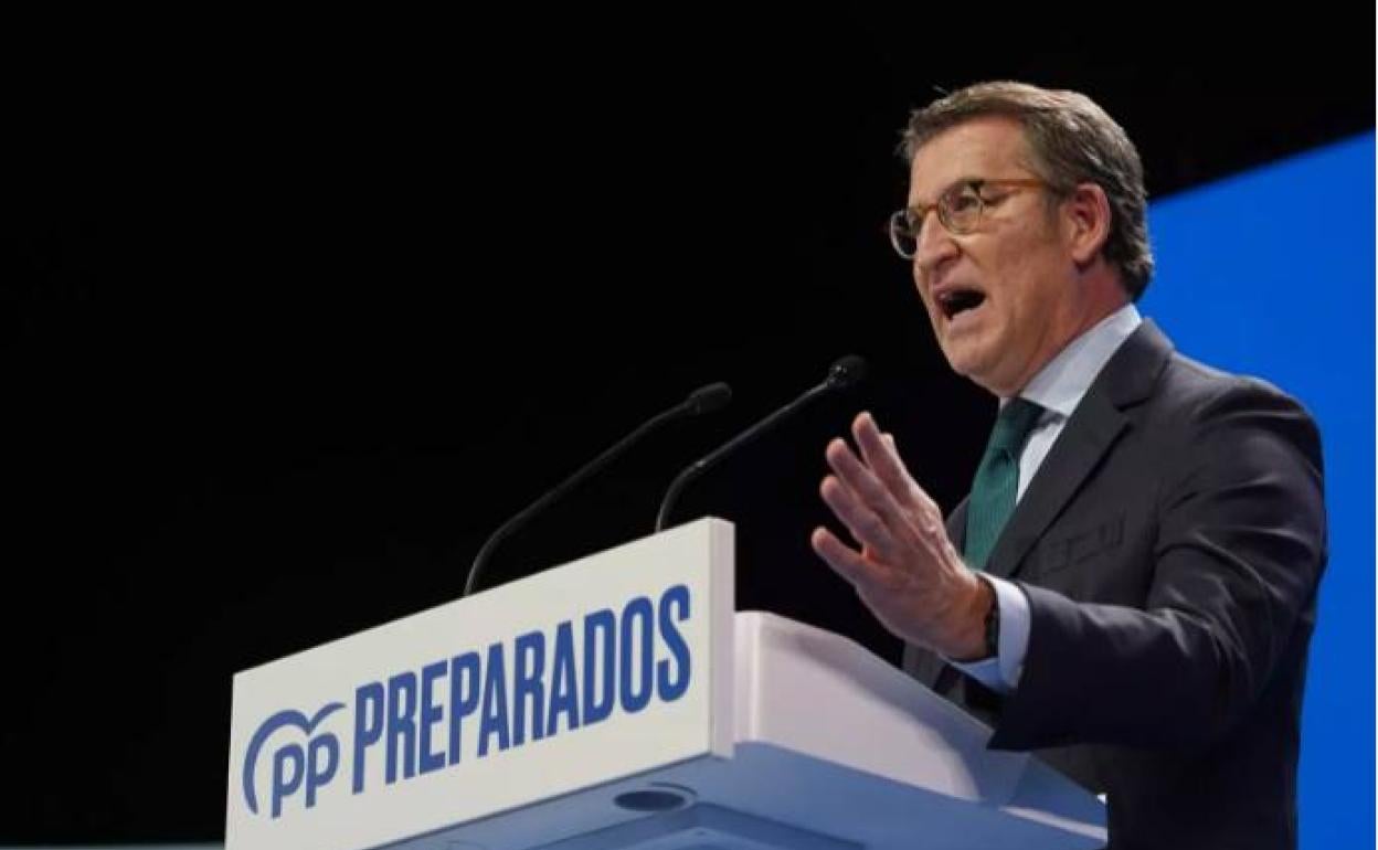 El presidente del partido del PP, Alberto Núñez Feijóo, durante su intervención en el segundo y último día del congreso del PP en Sevilla