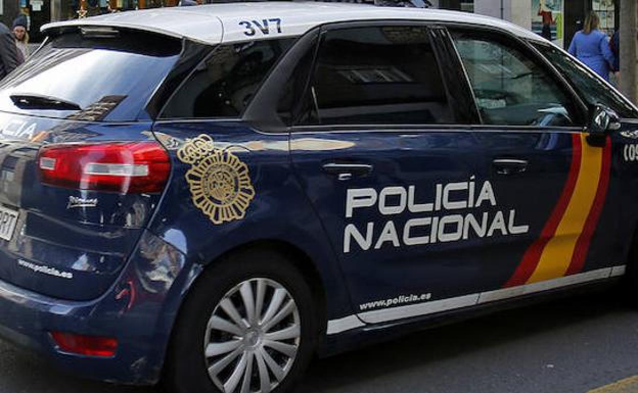 Un coche de la Policía Nacional en Gijón.