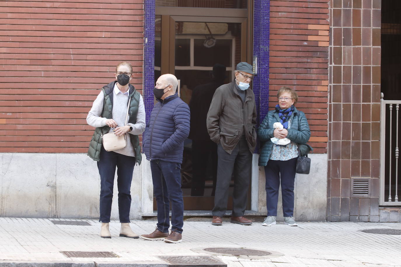 La menor ha sido encontrada con heridas de arma blanca. Un hombre, que se encontraba en la misma casa de la calle Vázquez de Mella, ha sido trasladado al HUCA.