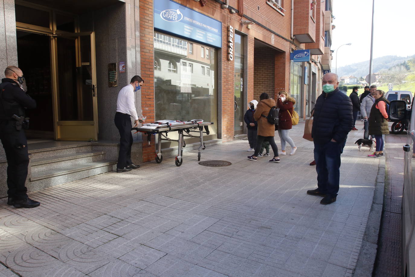 La menor ha sido encontrada con heridas de arma blanca. Un hombre, que se encontraba en la misma casa de la calle Vázquez de Mella, ha sido trasladado al HUCA.