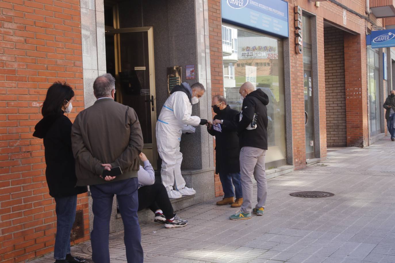 La menor ha sido encontrada con heridas de arma blanca. Un hombre, que se encontraba en la misma casa de la calle Vázquez de Mella, ha sido trasladado al HUCA.