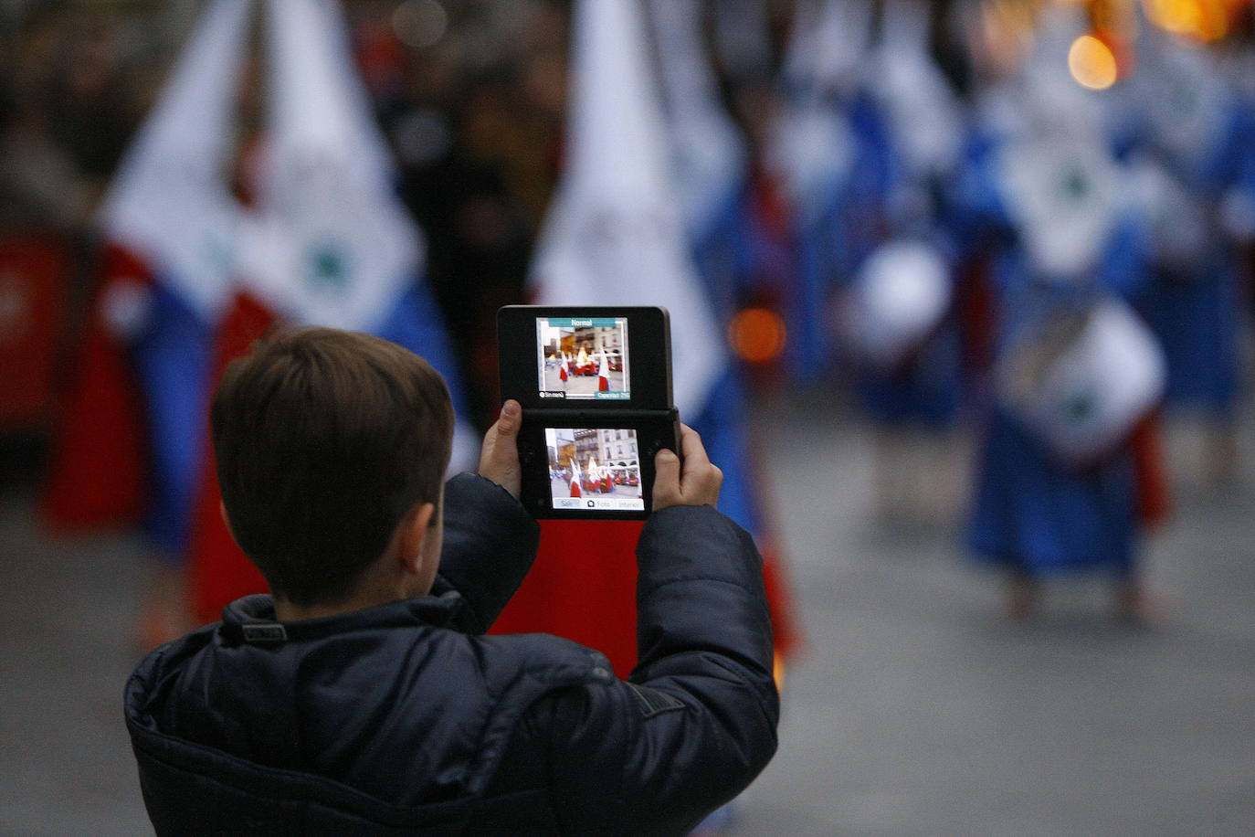 Después de dos años de restricciones por la pandemia, la región se prepara estos días para volver a vivir una Semana Santa en la calle, donde las procesiones volverán a ser las protagonistas. Recuperamos algunas de las imagenes más destacadas de procesiones de años anteriores. En la imagen, procesión del Silencio, en Avilés.