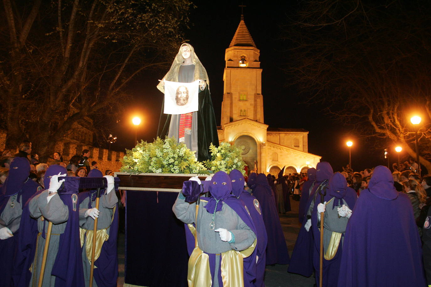 Después de dos años de restricciones por la pandemia, la región se prepara estos días para volver a vivir una Semana Santa en la calle, donde las procesiones volverán a ser las protagonistas. Recuperamos algunas de las imagenes más destacadas de procesiones de años anteriores. En la imagen, procesión del Jueves Santo, en el Campo Valdés de Gijón.