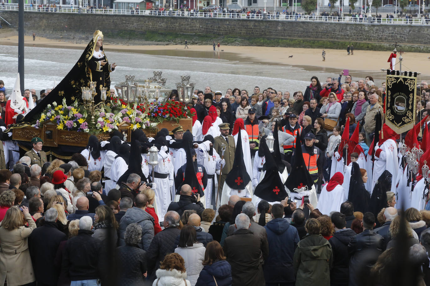 Después de dos años de restricciones por la pandemia, la región se prepara estos días para volver a vivir una Semana Santa en la calle, donde las procesiones volverán a ser las protagonistas. Recuperamos algunas de las imagenes más destacadas de procesiones de años anteriores. En la imagen, procesión del Viernes Santo, en Gijón.